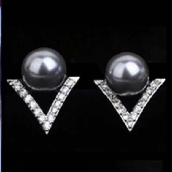 NEW!💙💎STUNNING! GRAY PEARL LOOK! CZ V STUDS!💎💙 - Picture 4 of 6